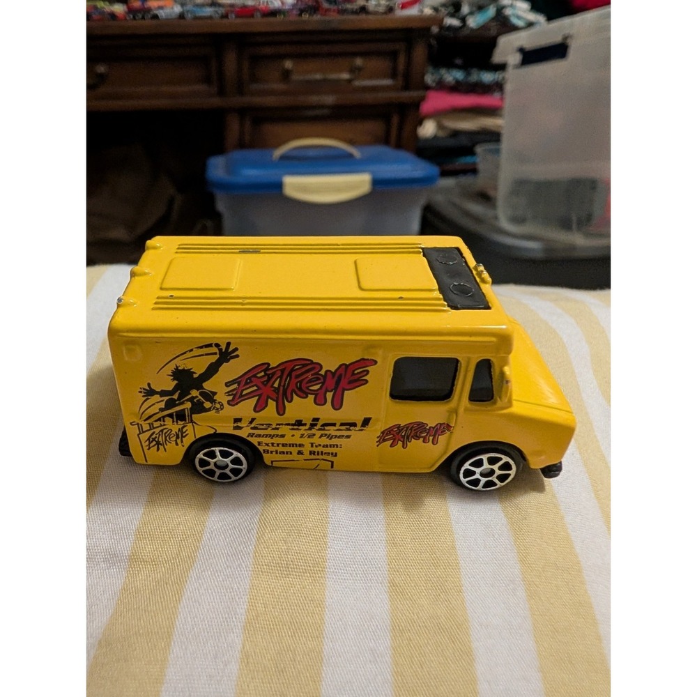 Vintage Maisto Extreme Vertical Panel Van Skateboarding Diecast Yellow 1:64
